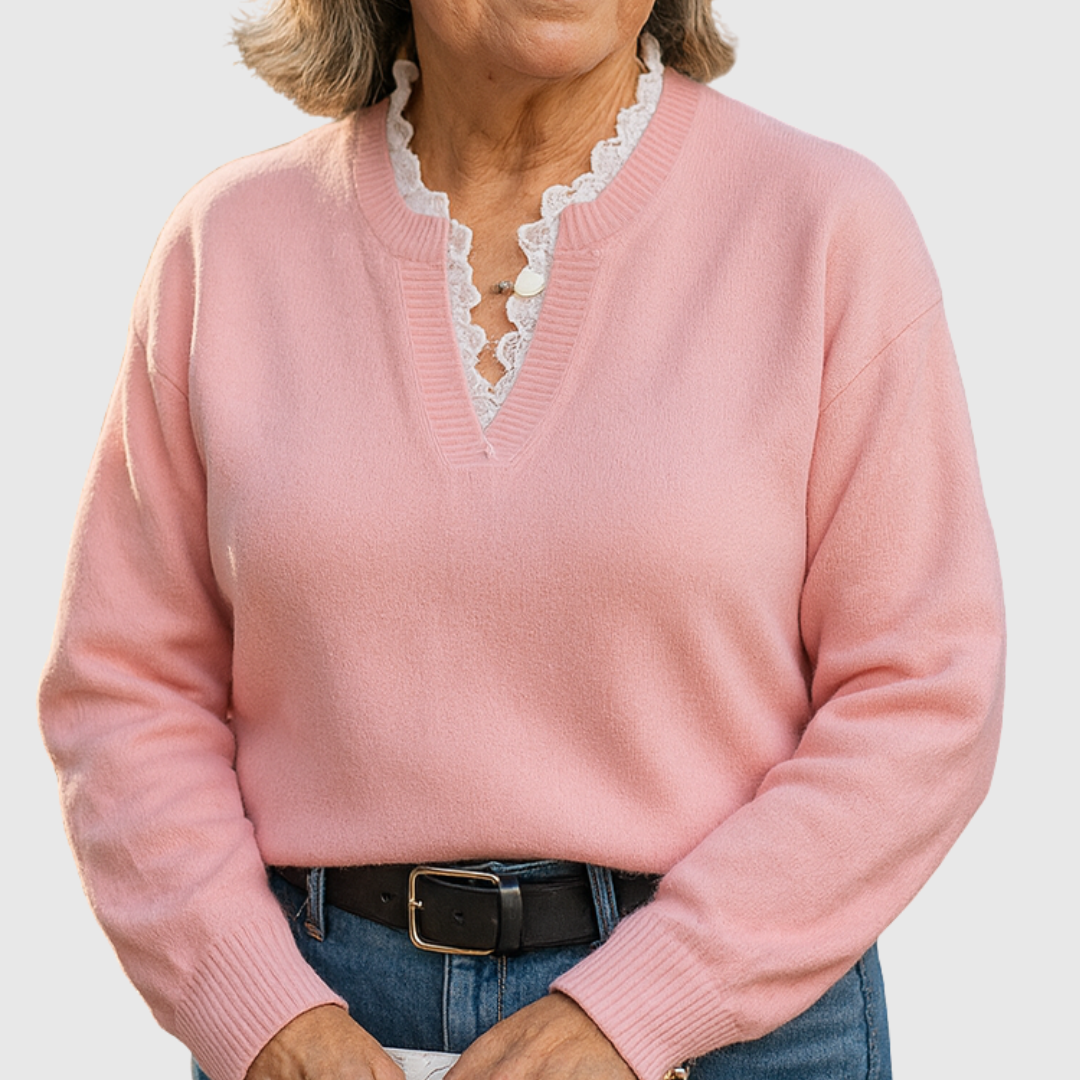 Caroline elegant top med blondedetaljer fra Elsebeth København, styling med jeans