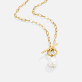 François – Elegant Gold Chain with Filigree Pendant